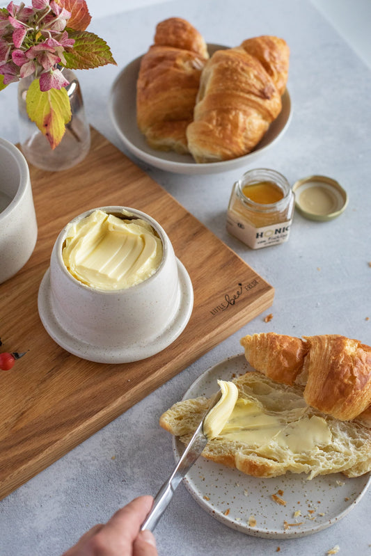 Streichfähige Butter mit der französischen Wasserbutterdose aus Keramik
