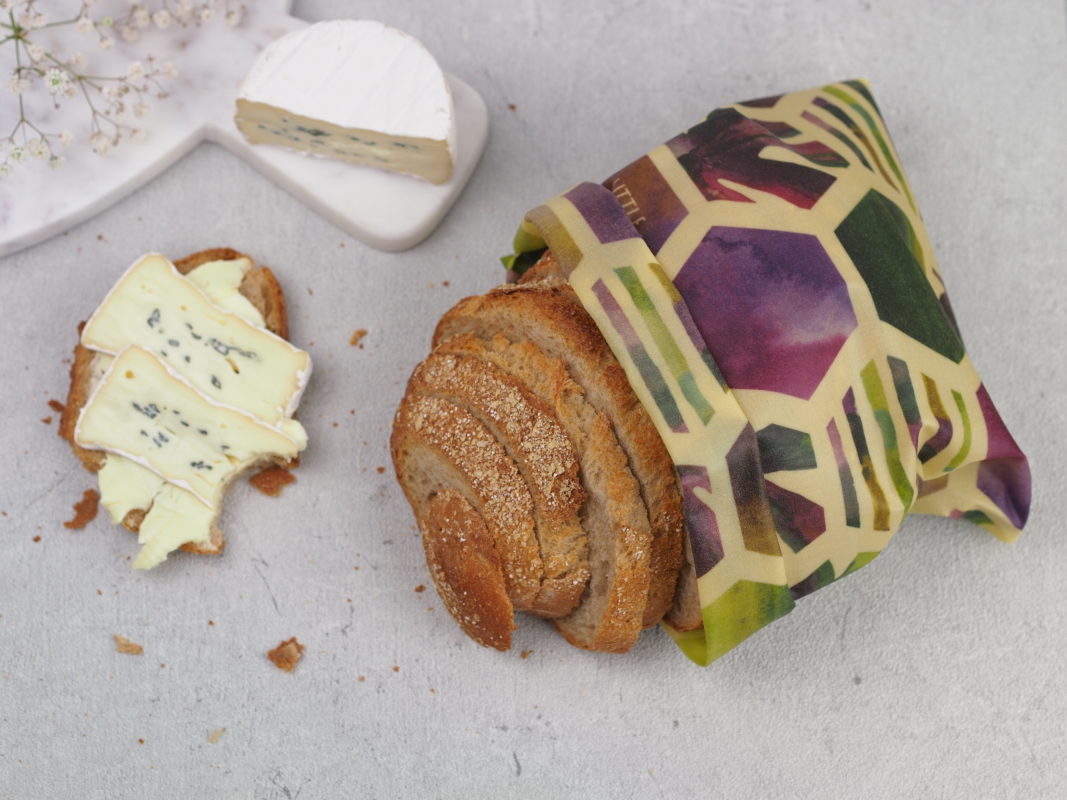 Brot in Bienenwachstuch mit dem Muster "Sechsecke"