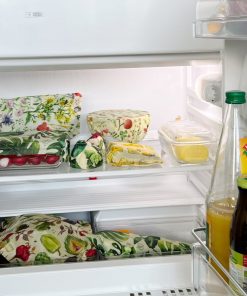 Kühlschrank Lebensmitte eingepackt mit Bienenwachstüchern